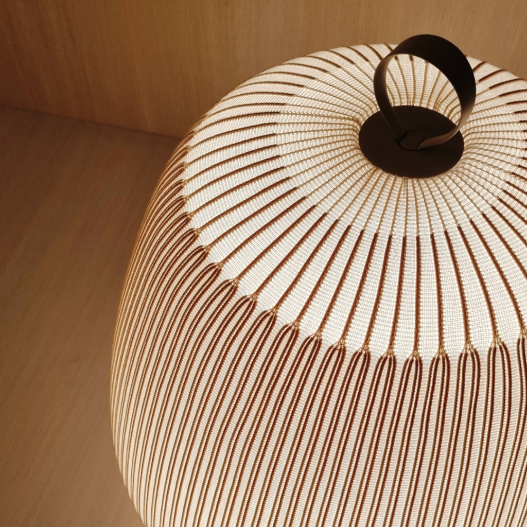 Vibia lampa Knit - praca światła z materiałem