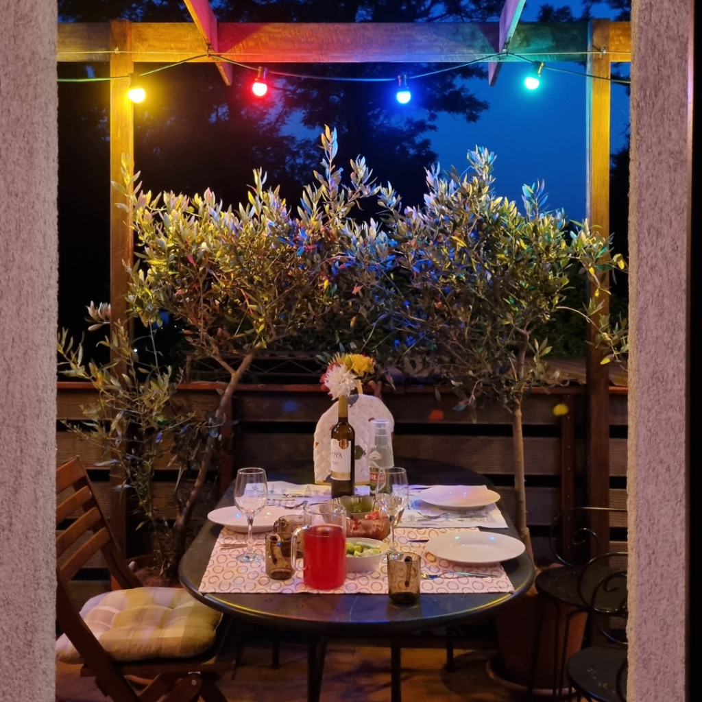 Oświetlenie tarasu - girlanda ze światłem kolorowym